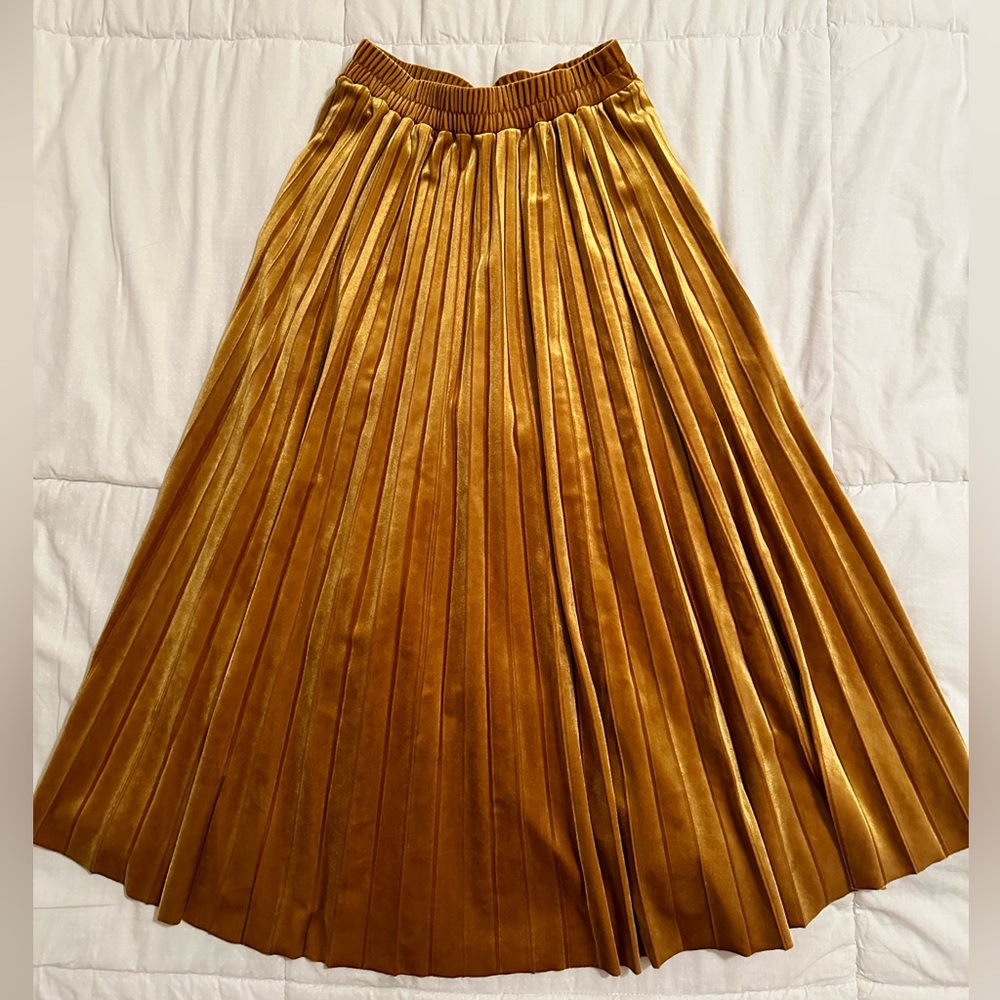Chelsea28 gold velvet midi pleated skirt size S
